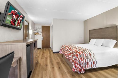Habitación Deluxe con cama grande para no fumadores del hotel Red Roof Inn Niagara Falls. Foto 2