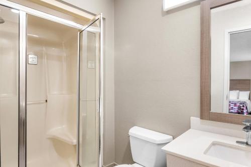 Habitación Deluxe adaptada para personas con discapacidad - 2 camas dobles - No fumadores del hotel Red Roof Inn Niagara Falls. Foto 4