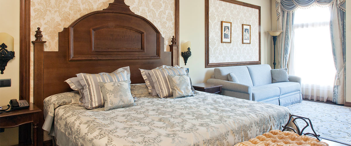 Habitación doble Lujo Superior + Entrada Port Aventura + Entrada Ferrari Land del hotel Portaventura Lucy’s Mansion - Theme Park Tickets Included