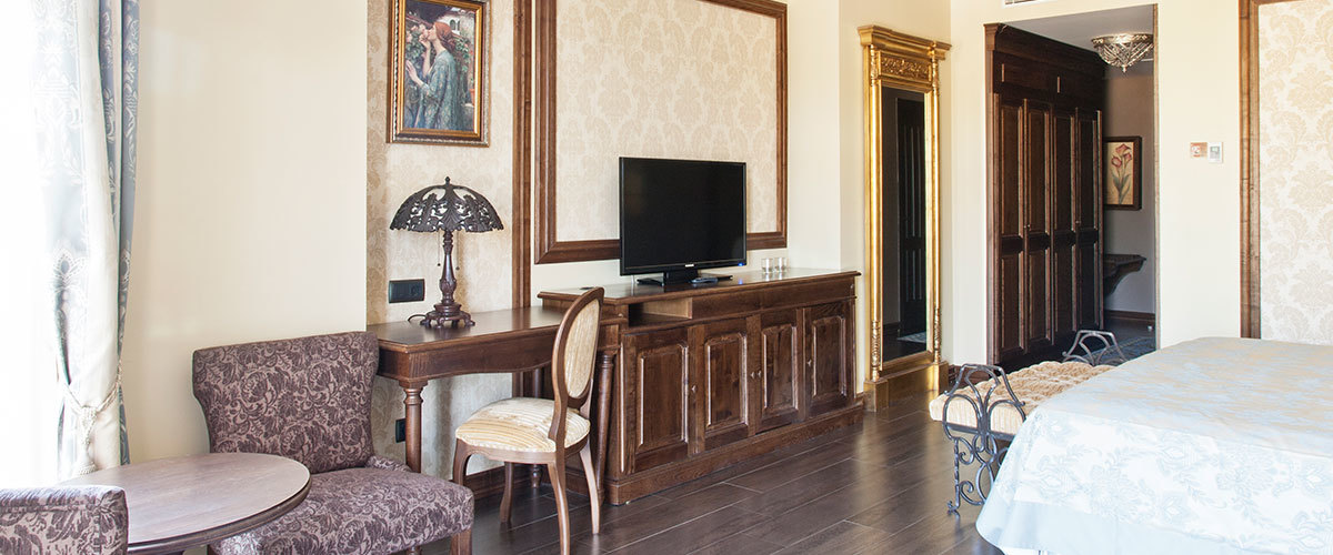 Habitación doble Lujo Superior + Entrada Port Aventura + Entrada Ferrari Land del hotel Portaventura Lucy’s Mansion - Theme Park Tickets Included. Foto 1