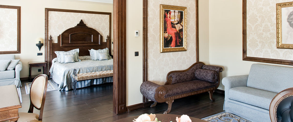 Suite + Entrada Port Aventura + Entrada Ferrari Land del hotel Portaventura Lucy’s Mansion - Theme Park Tickets Included