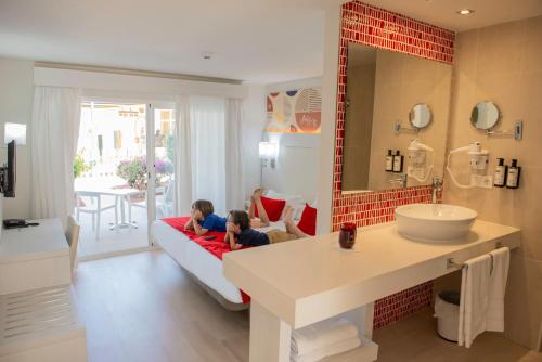 Suite Junior Familiar del hotel Aequora Lanzarote Suites. Foto 9