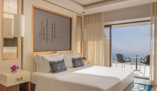 Deluxe Ocean View Room with Terrace and Extra Bed del hotel Tivoli Carvoeiro Algarve Resort