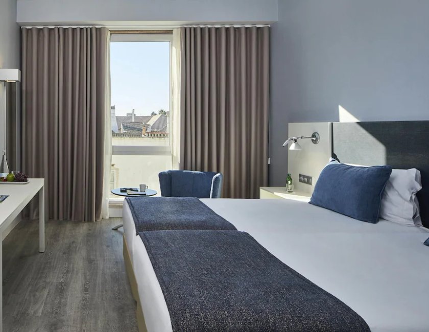 Habitación triple Vista ciudad 2 Camas individuales 1 Cama doble del hotel Occidental Faro. Foto 5