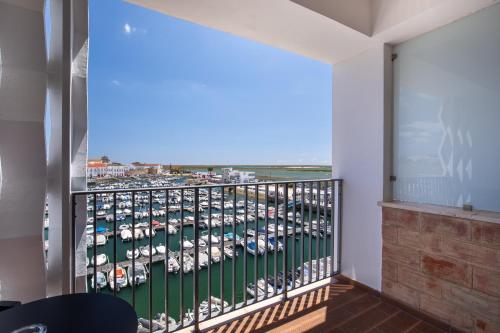 Habitación Doble con vistas al puerto deportivo - 1 o 2 camas del hotel Ap Eva Senses. Foto 4