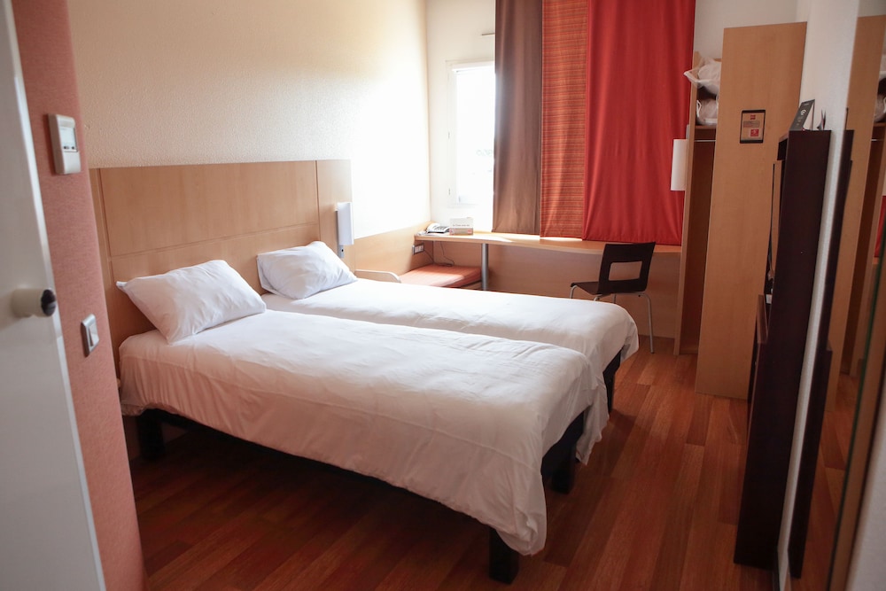 Habitación estándar con dos camas individuales del hotel Ibis Albert Pays De Somme. Foto 1