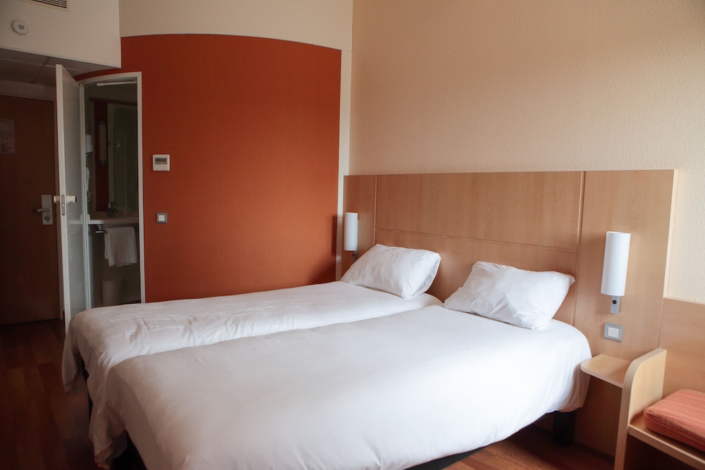 Habitación estándar con dos camas individuales del hotel Ibis Albert Pays De Somme. Foto 2