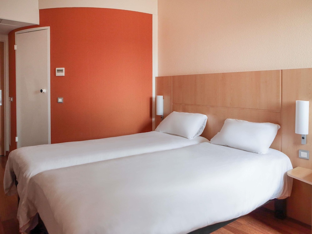 Habitación estándar con dos camas individuales del hotel Ibis Albert Pays De Somme. Foto 5