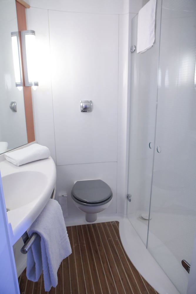 Habitación estándar con dos camas individuales del hotel Ibis Albert Pays De Somme. Foto 6