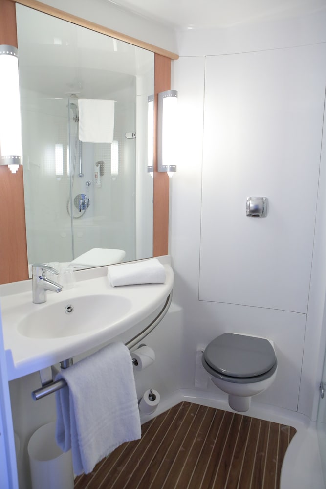 Habitación estándar con dos camas individuales del hotel Ibis Albert Pays De Somme. Foto 7