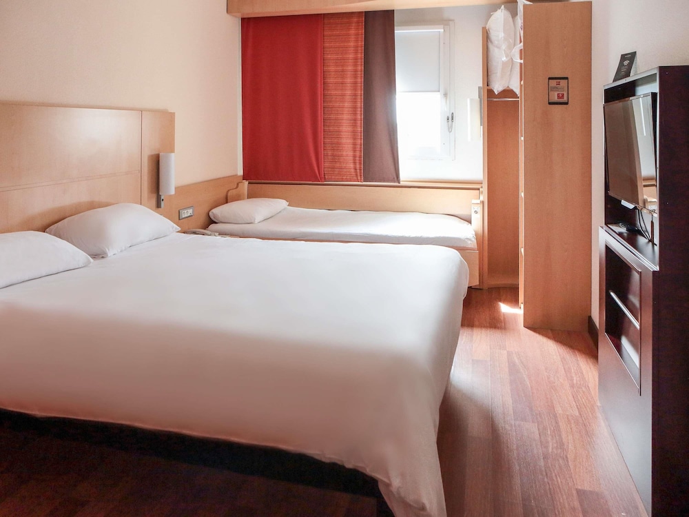 Habitación triple con 1 cama doble y 1 sofá - cama individual del hotel Ibis Albert Pays De Somme