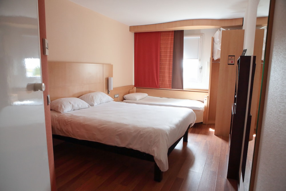 Habitación triple con 1 cama doble y 1 sofá - cama individual del hotel Ibis Albert Pays De Somme. Foto 1