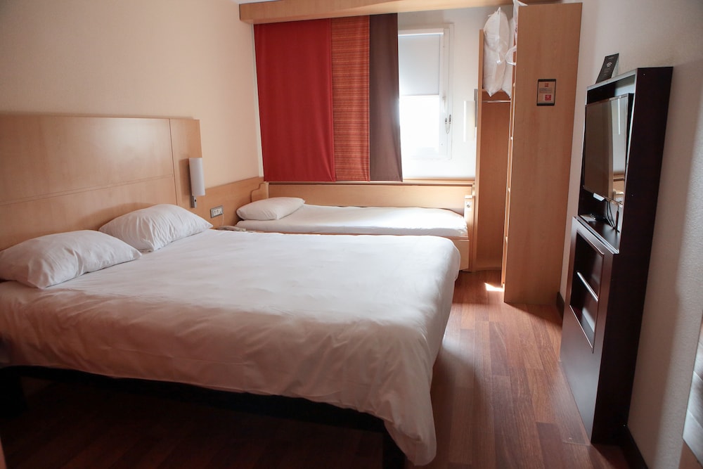 Habitación triple con 1 cama doble y 1 sofá - cama individual del hotel Ibis Albert Pays De Somme. Foto 2
