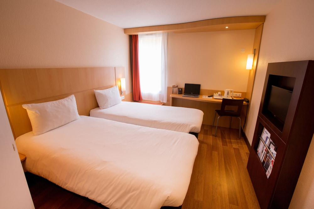 Habitación estándar con dos camas individuales del hotel Ibis Cherbourg La Glacerie. Foto 1