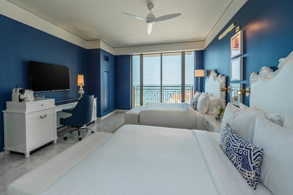 Habitación, 2 camas de matrimonio, vistas al mar del hotel Grand Hyatt Baha Mar. Foto 2