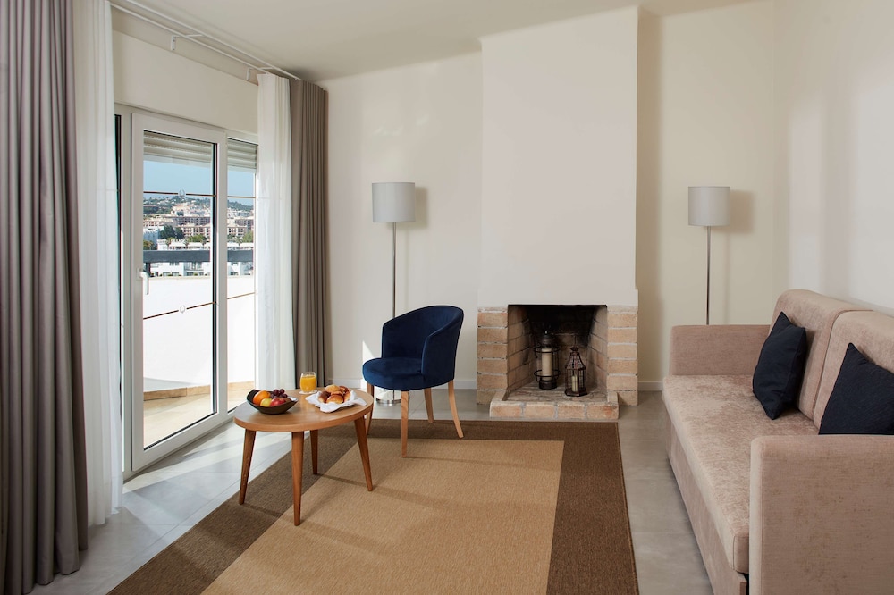 Suite (Extra Bed 2 adults + 2 children) del hotel NH Lagos Algarve Resort. Foto 1