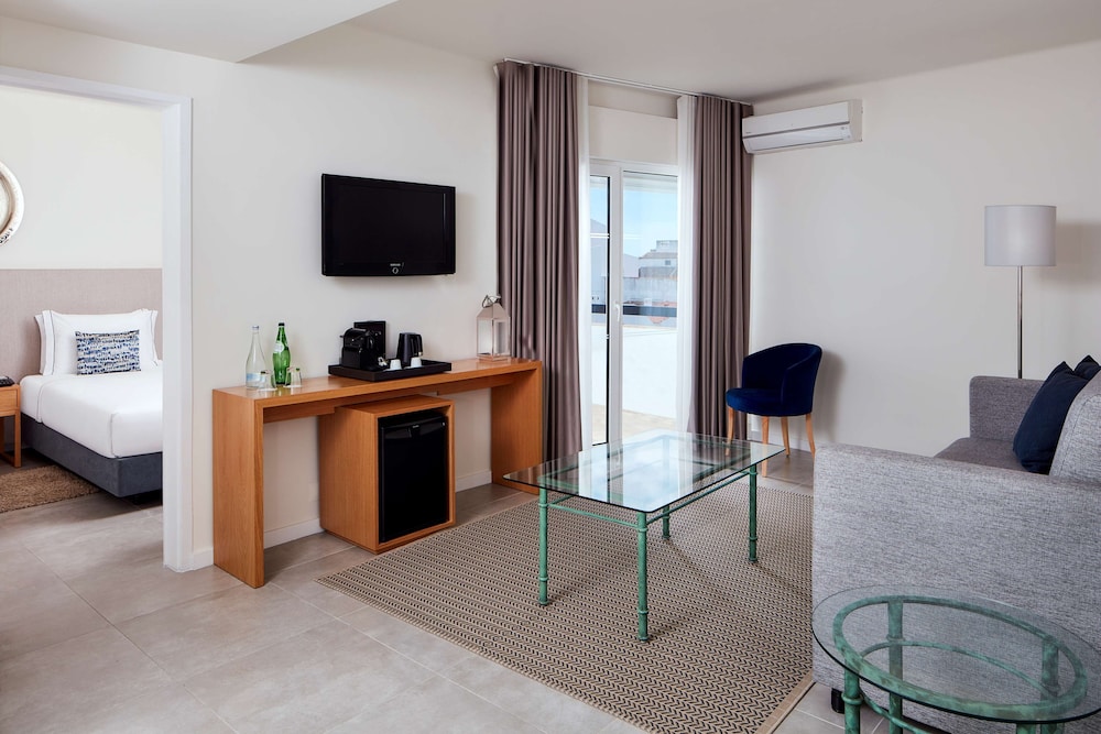 Suite (Extra Bed 2 adults + 2 children) del hotel NH Lagos Algarve Resort. Foto 6