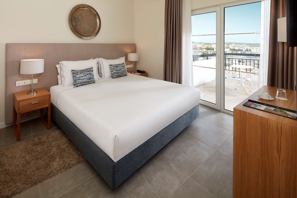 Habitación familiar (comunicada, cama supletoria 4 adultos+1 niño) del hotel NH Lagos Algarve Resort