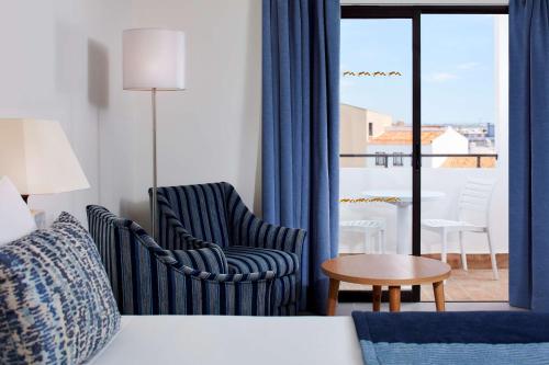 Standard XL Room with Extra Bed del hotel NH Lagos Algarve Resort. Foto 5