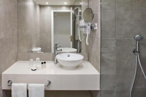 Family Pool View View with Extra Bed del hotel NH Lagos Algarve Resort. Foto 1