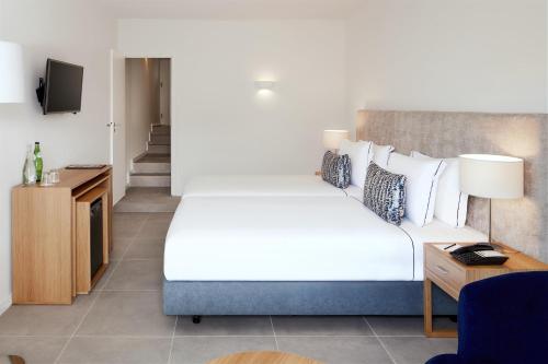 Family Connecting Room with Extra bed del hotel NH Lagos Algarve Resort. Foto 2