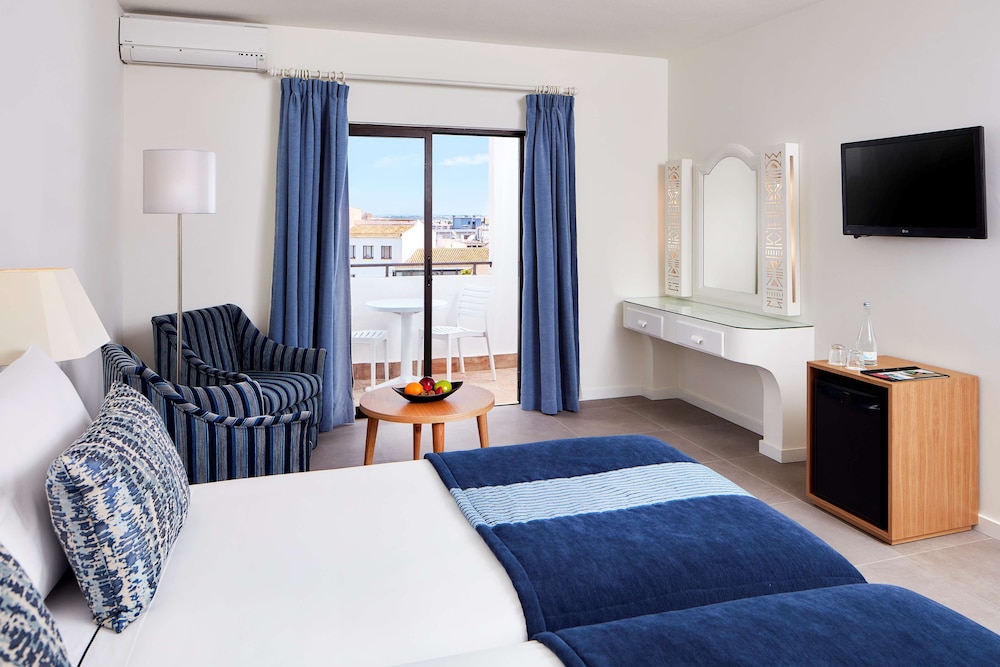 Habitación estándar (ExtraLarge ExtraBed 2adults+1child) del hotel NH Lagos Algarve Resort. Foto 3