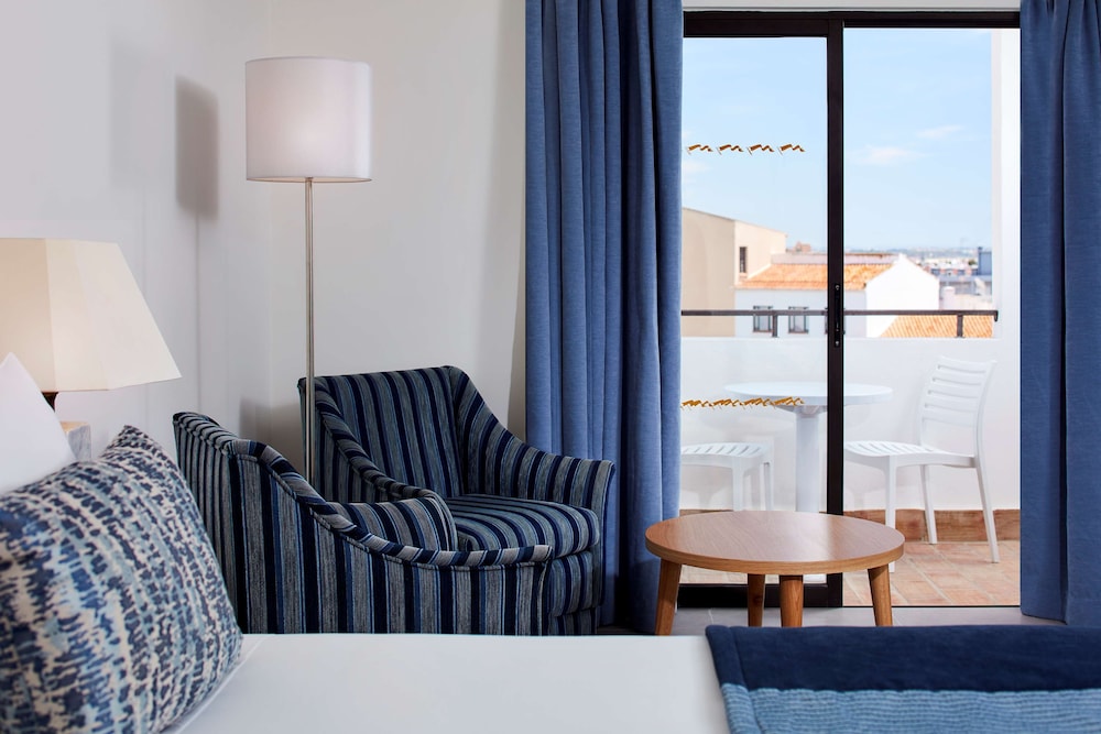 Habitación estándar (ExtraLarge ExtraBed 2adults+1child) del hotel NH Lagos Algarve Resort. Foto 4
