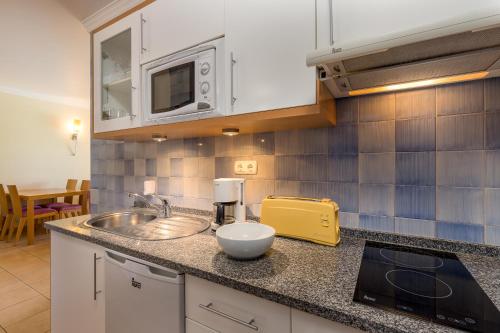 Apartamento de 1 dormitorio con vistas parciales al mar del hotel Hotel Dunamar. Foto 5