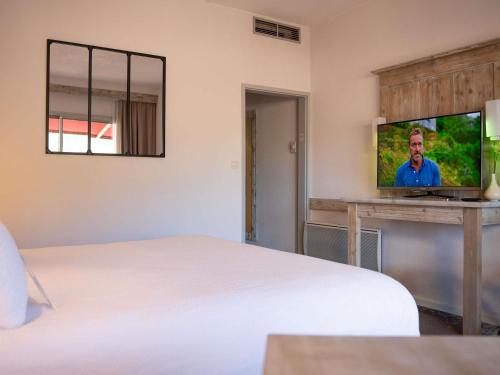 Habitación Privilege con vistas al viaducto y 1 cama doble del hotel Mercure Millau. Foto 3
