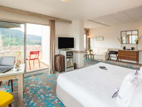 Suite Con Vistas 1 Cama doble del hotel Mercure Millau. Foto 3