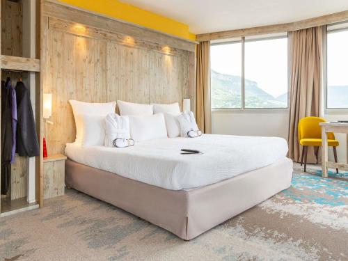 Suite Con Vistas 1 Cama doble del hotel Mercure Millau. Foto 4