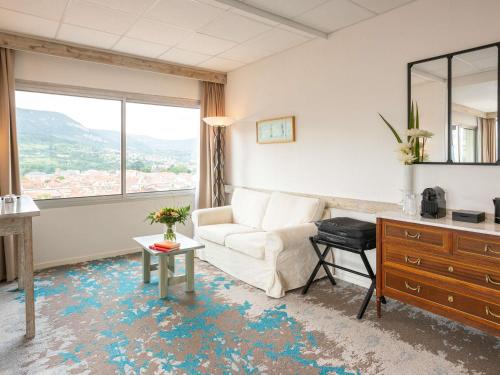 Suite Con Vistas 1 Cama doble del hotel Mercure Millau. Foto 5