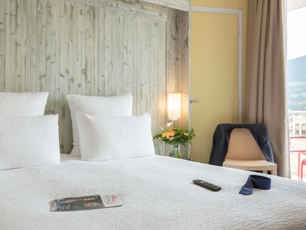 Habitación clásica con cama doble del hotel Mercure Millau. Foto 1