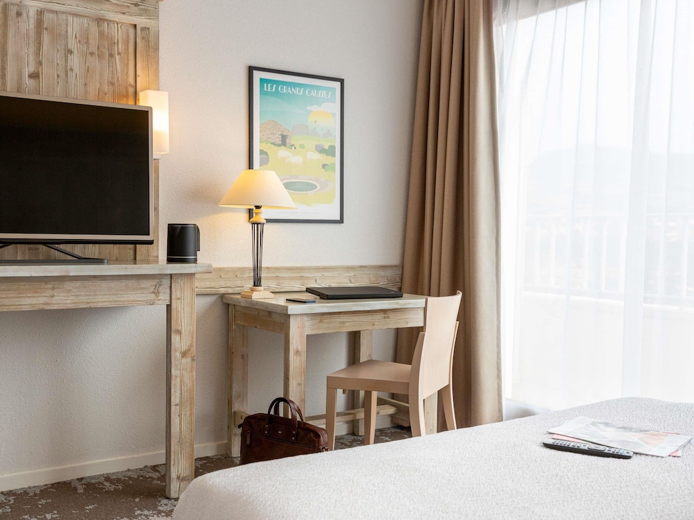 Habitación clásica con cama doble del hotel Mercure Millau. Foto 6
