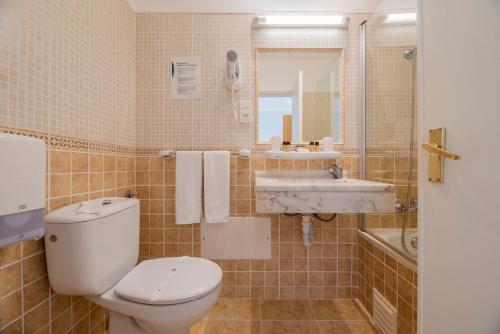Habitación Doble Estándar con balcón - 1 o 2 camas del hotel Baía Beach. Foto 8
