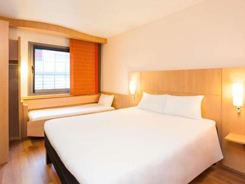 Habitación Doble con Cama supletoria del hotel Ibis Lisboa Sintra. Foto 1