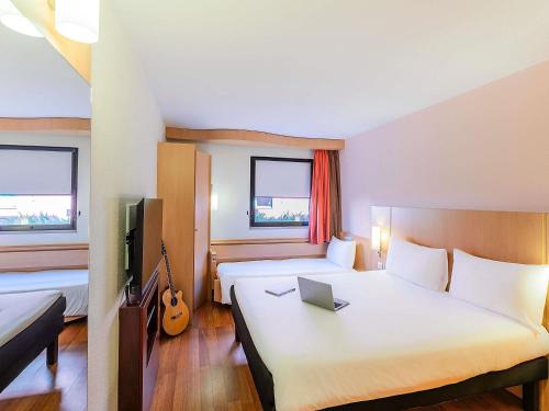 Habitación Doble con Cama supletoria del hotel Ibis Lisboa Sintra. Foto 2