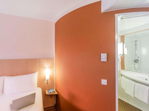 Habitación Doble con Cama supletoria del hotel Ibis Lisboa Sintra. Foto 3