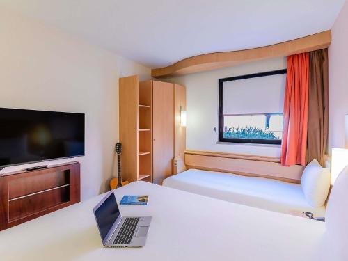Habitación Doble con Cama supletoria del hotel Ibis Lisboa Sintra. Foto 4