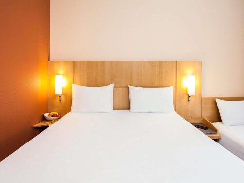 Habitación Doble con Cama supletoria del hotel Ibis Lisboa Sintra. Foto 5