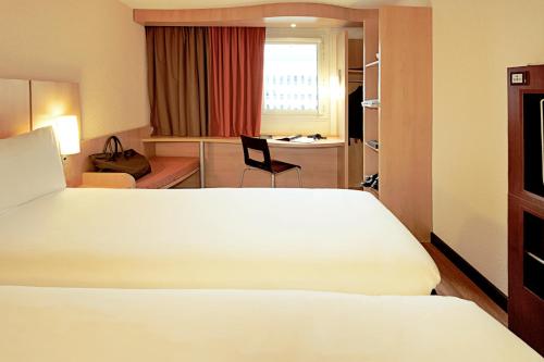 Habitación Doble Estándar - 2 camas del hotel Ibis Lisboa Sintra. Foto 1