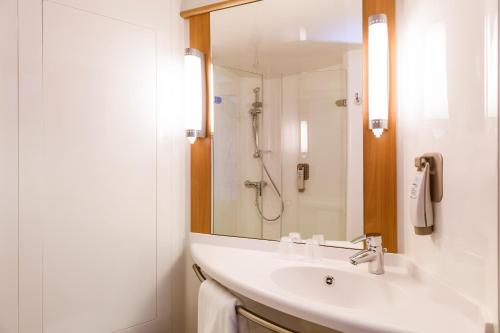 Habitación Doble Estándar - 2 camas del hotel Ibis Lisboa Sintra. Foto 8