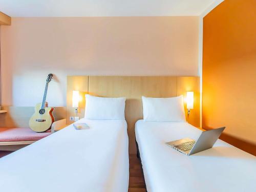 Habitación Doble Estándar - 2 camas del hotel Ibis Lisboa Sintra. Foto 9