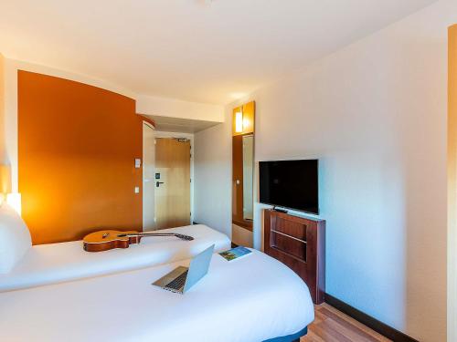 Habitación Doble Estándar - 2 camas del hotel Ibis Lisboa Sintra. Foto 10
