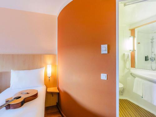 Habitación Doble Estándar - 2 camas del hotel Ibis Lisboa Sintra. Foto 11