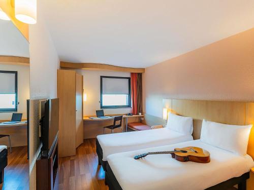Habitación Doble Estándar - 2 camas del hotel Ibis Lisboa Sintra. Foto 12