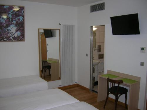 Habitación Triple del hotel Darcet. Foto 3