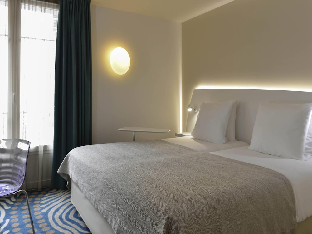 Habitación Privilege con una cama doble y otraindividual del hotel Mercure Paris Levallois Perret. Foto 5