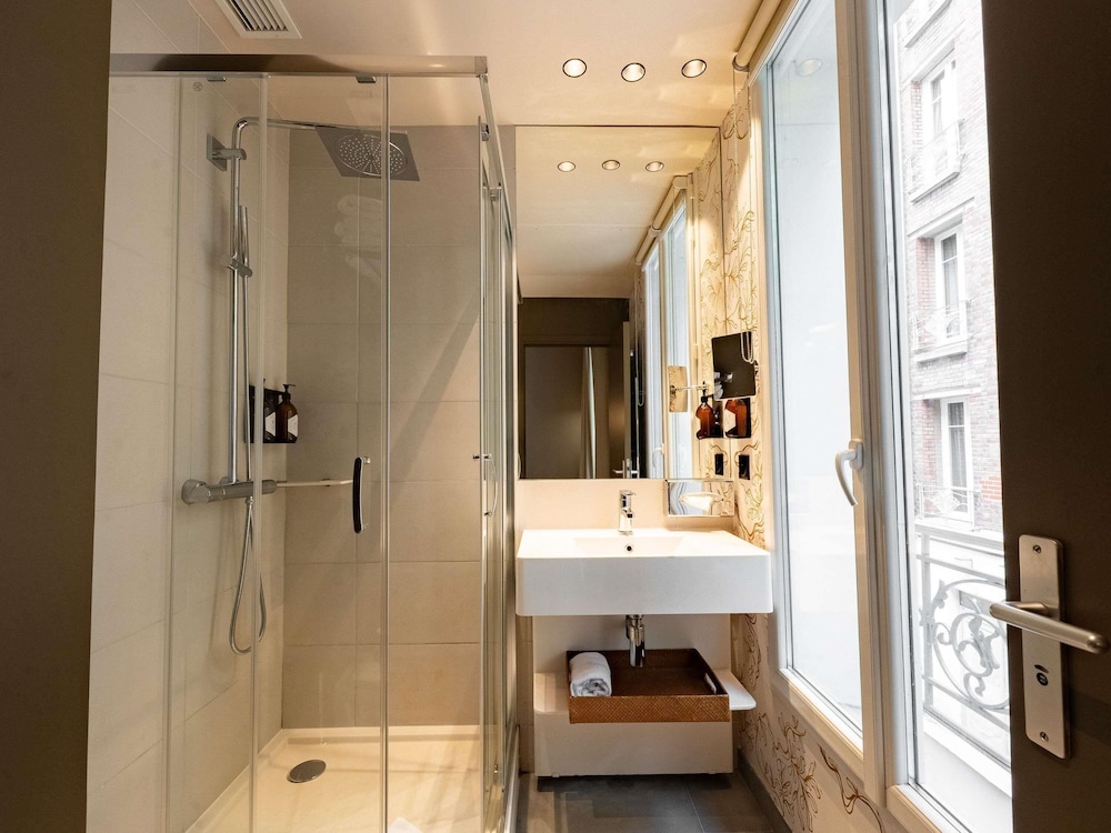 Habitación Privilege con cama doble del hotel Mercure Paris Levallois Perret. Foto 4