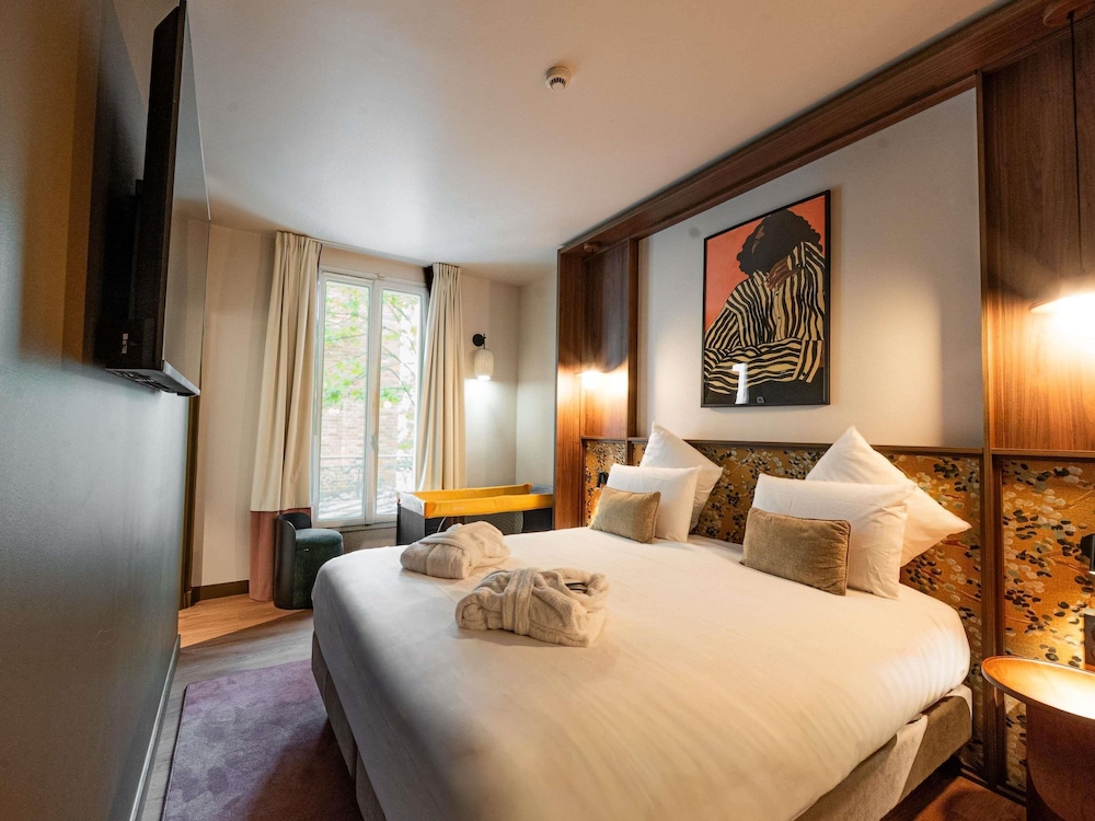 Habitación Privilege con una cama doble y otraindividual del hotel Mercure Paris Levallois Perret. Foto 4